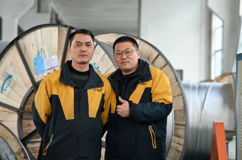 耐压试验台前的质量哨兵——记质量治理部试验员薛立刚与刘庆达的传承之路